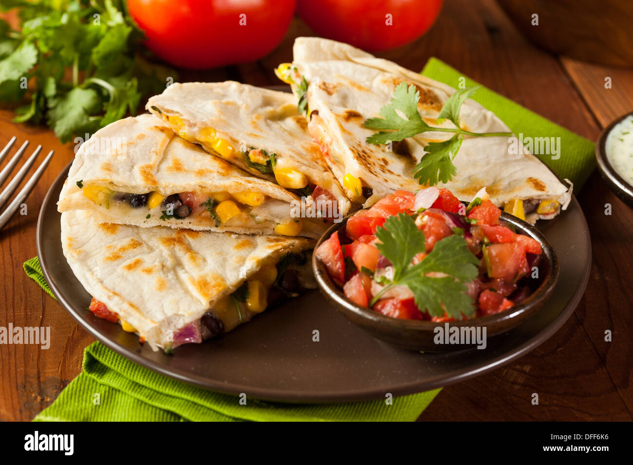 Queso casero y Quesadillas con frijoles y Salsa de Maíz Fotografía de