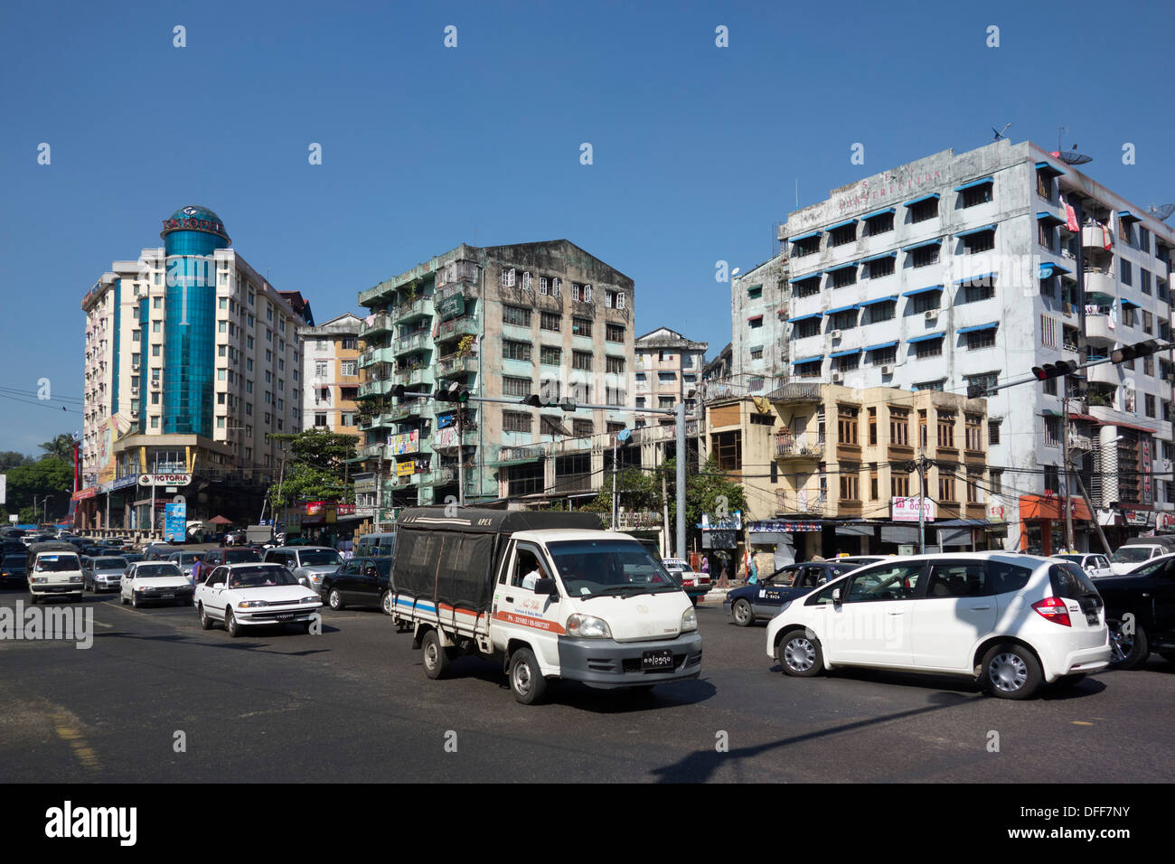 Las bulliciosas calles de Yangon Foto de stock