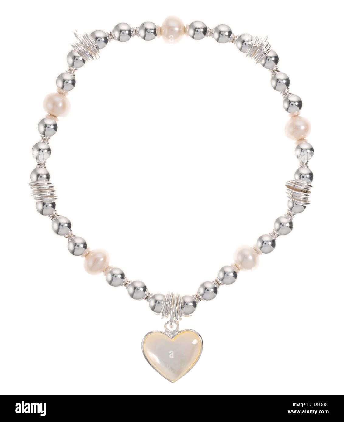 Señoras pulsera de plata, perlas y un corazón Foto de stock