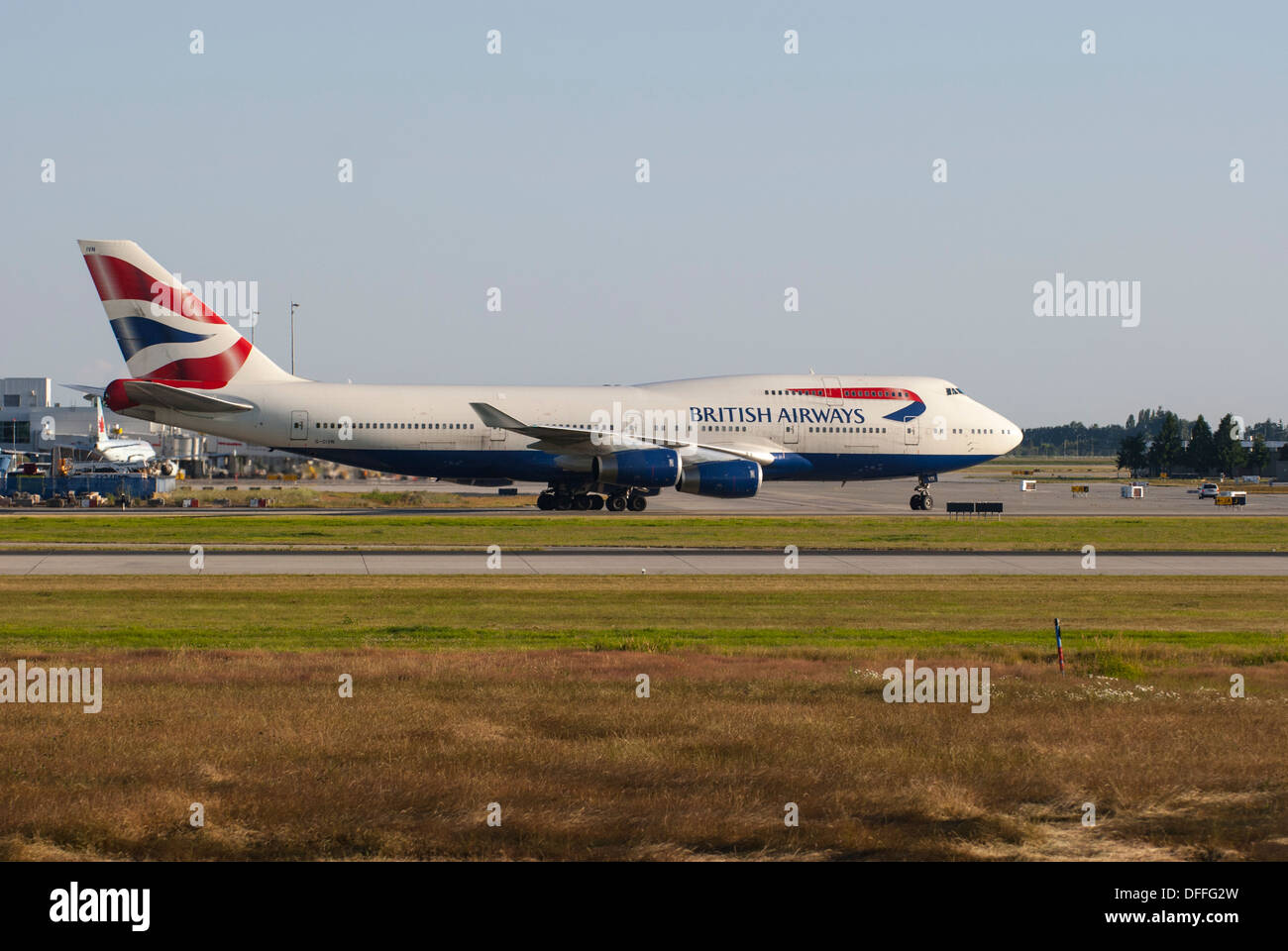 British Airways Boeing 747-436 abajo en la pista de rodadura YVR, el Aeropuerto Internacional de Vancouver. Foto de stock