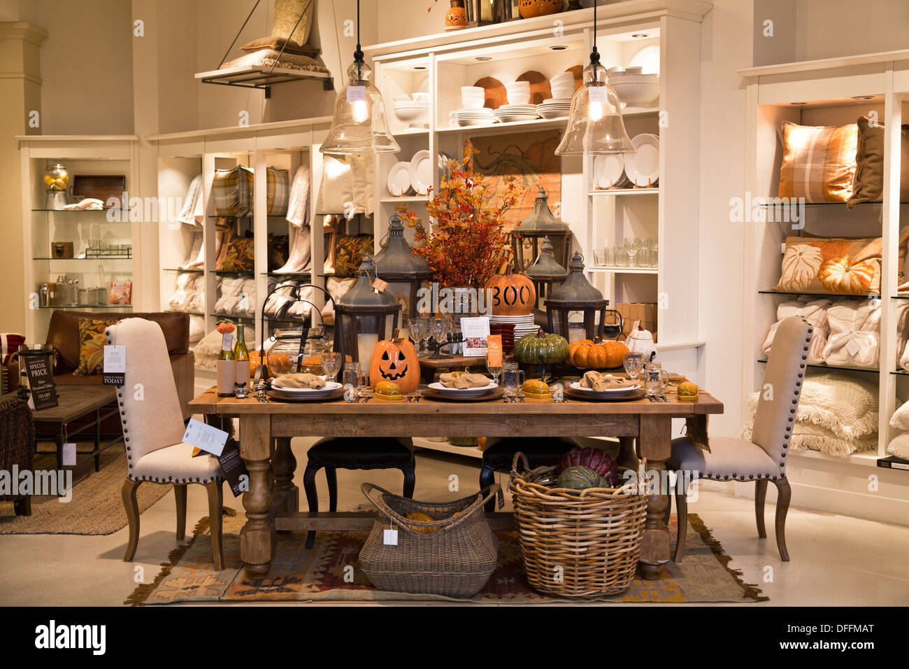 Pottery Barn mostrar las cosas para la venta tienda decoraciones