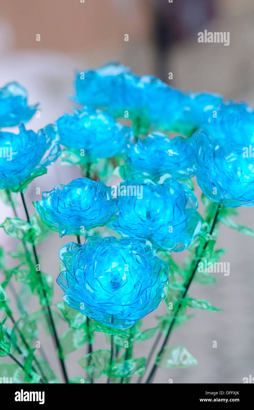 Flores hechas de plástico reciclado de botellas de plastico Fotografía de  stock - Alamy