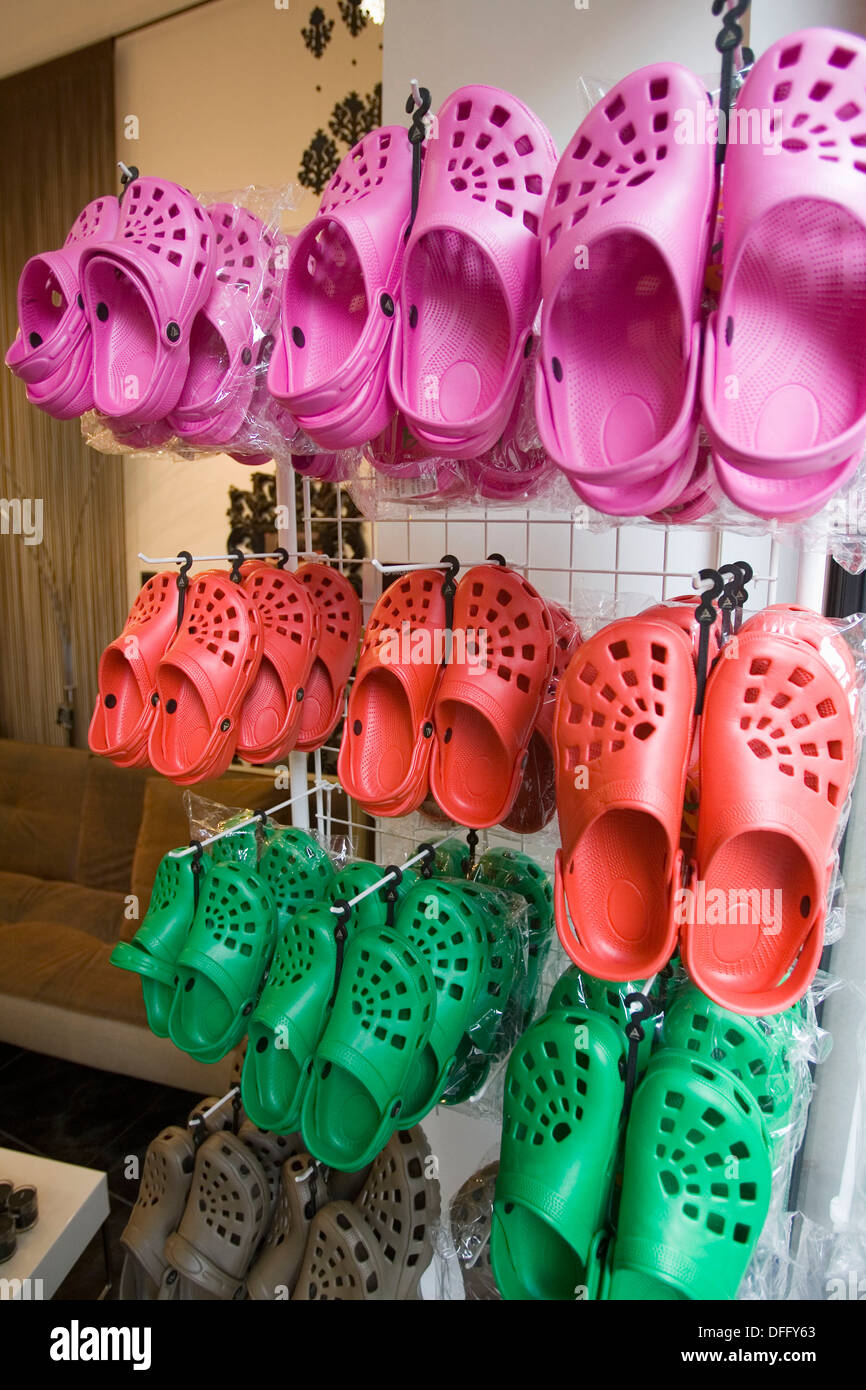 Crocs en la tienda de zapatos. Barcelona, España Fotografía de stock - Alamy