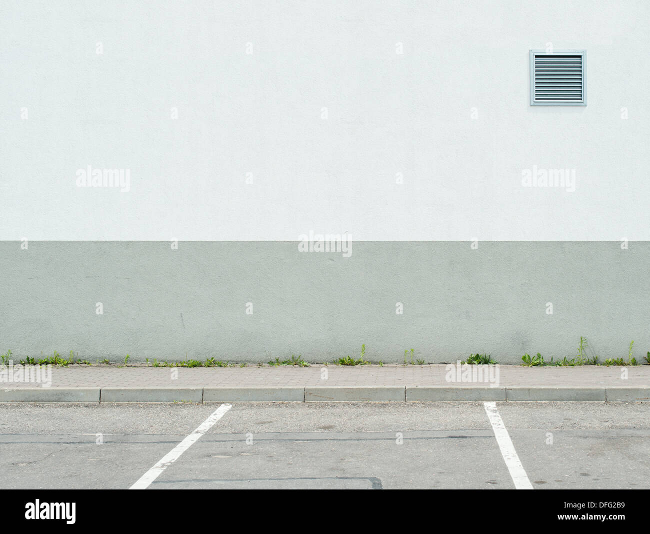El aparcamiento y la acera de pared Foto de stock