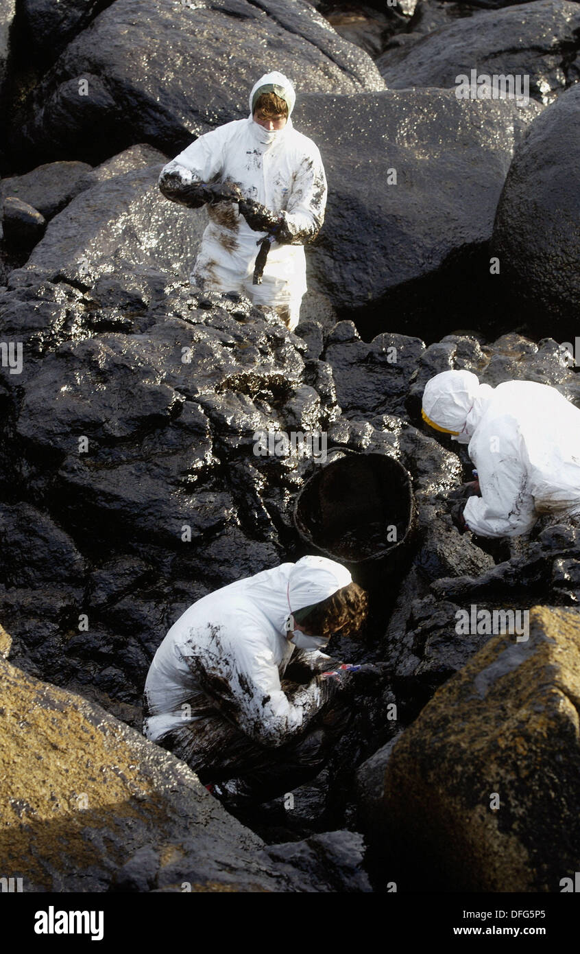 Los voluntarios vestidos con ropa limpiar la playa después del derrame de  combustible ('chapapote") del petrolero Prestige. Muxía Fotografía de stock  - Alamy