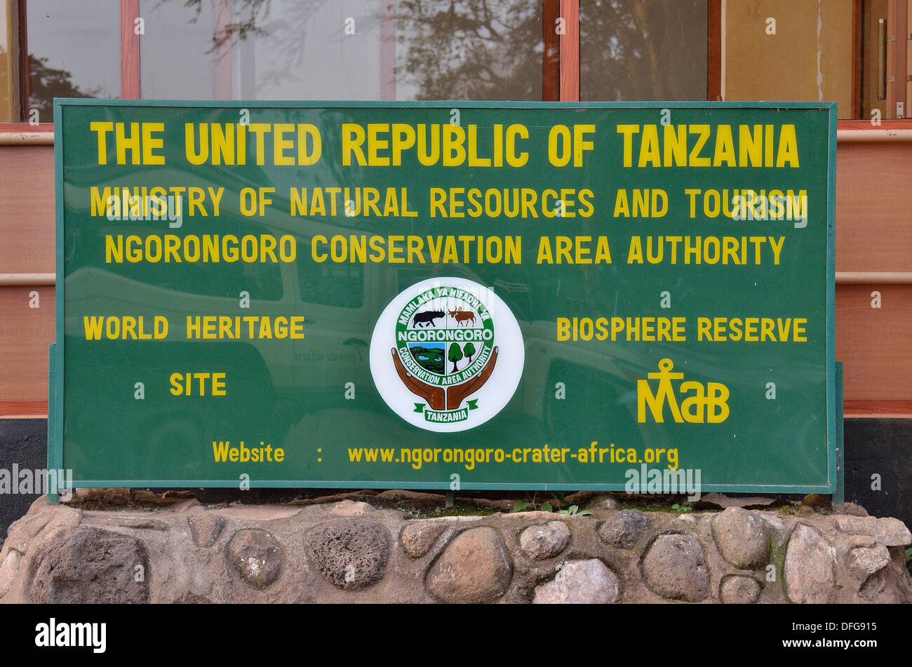 Cartel a la entrada de la Zona de Conservación de Ngorongoro, el Área de Conservación de Ngorongoro, Tanzania Foto de stock