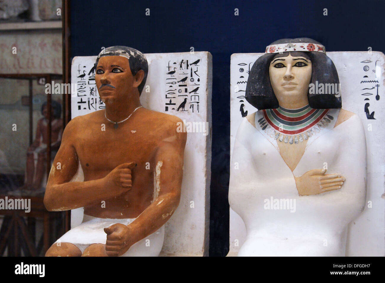 Las estatuas de Rahotep y Nofret,período IV Dinastía, reinado de