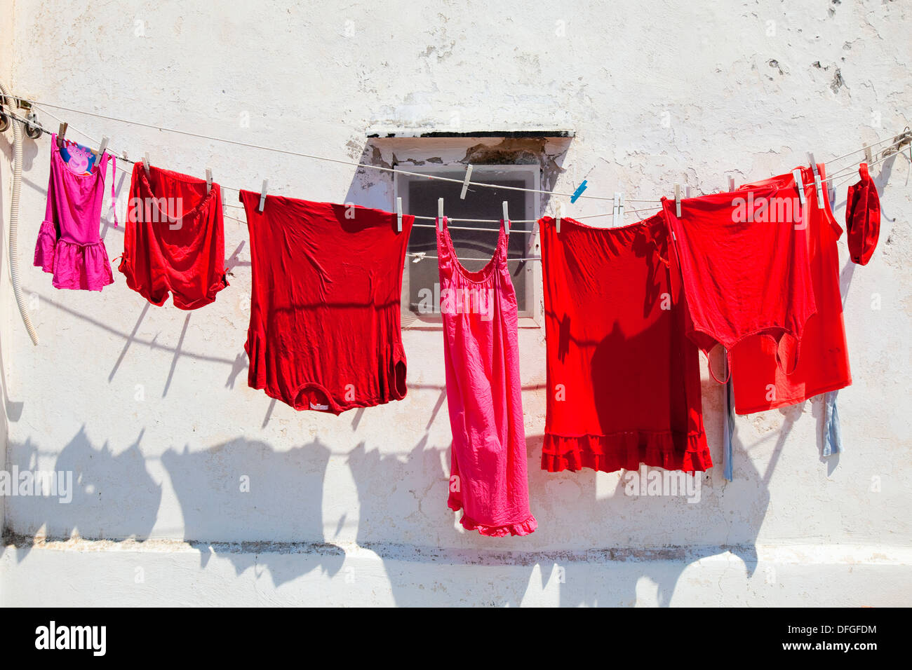 Secando ropa al sol fotografías e imágenes de alta resolución - Alamy