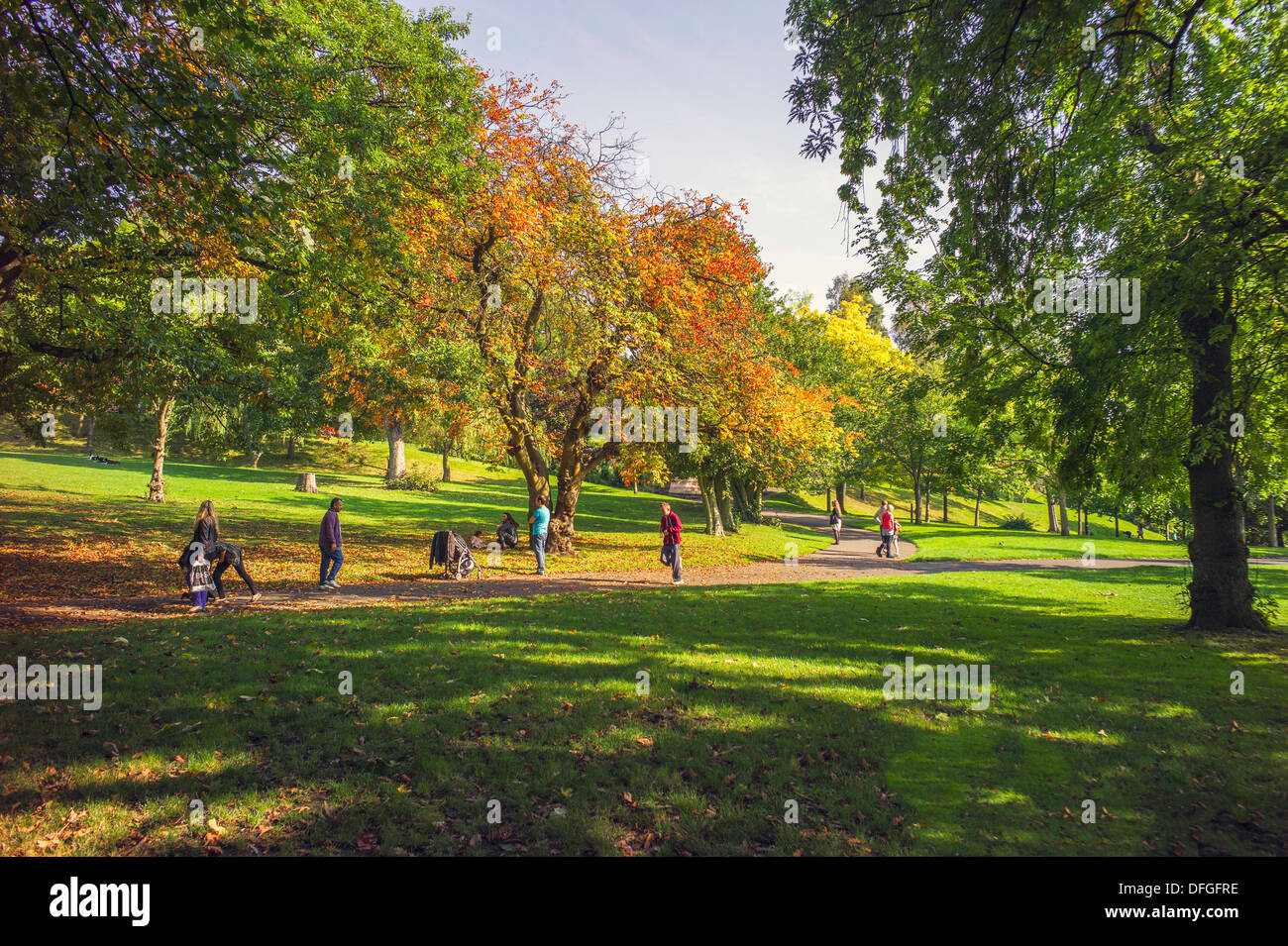 Vistas generales del parque Kelvingrove, Glasgow, algunos colores de otoño y la gente disfruta caminando o mirando el paisaje maravilloso Foto de stock