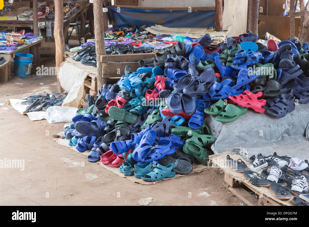 Montones de coloridos Crocs, instructores y demás calzado de segunda mano,  para venta en el mercado Maramba, Livingstone (Zambia Fotografía de stock -  Alamy