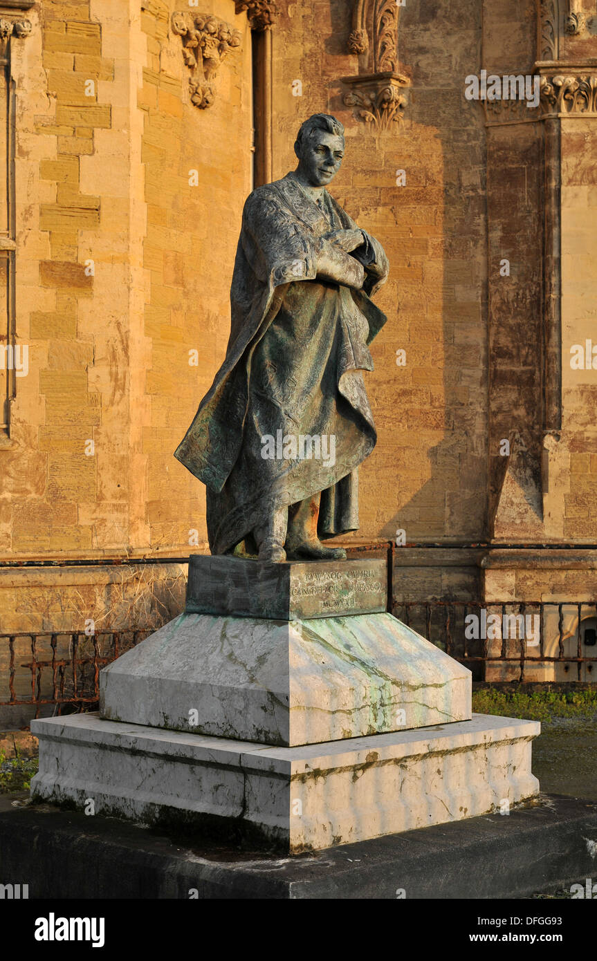 Estatua en el mar del antiguo Colegio, Aberystwyth University, Aberystwyth, Gales, Reino Unido en el sol vespertino. Foto de stock