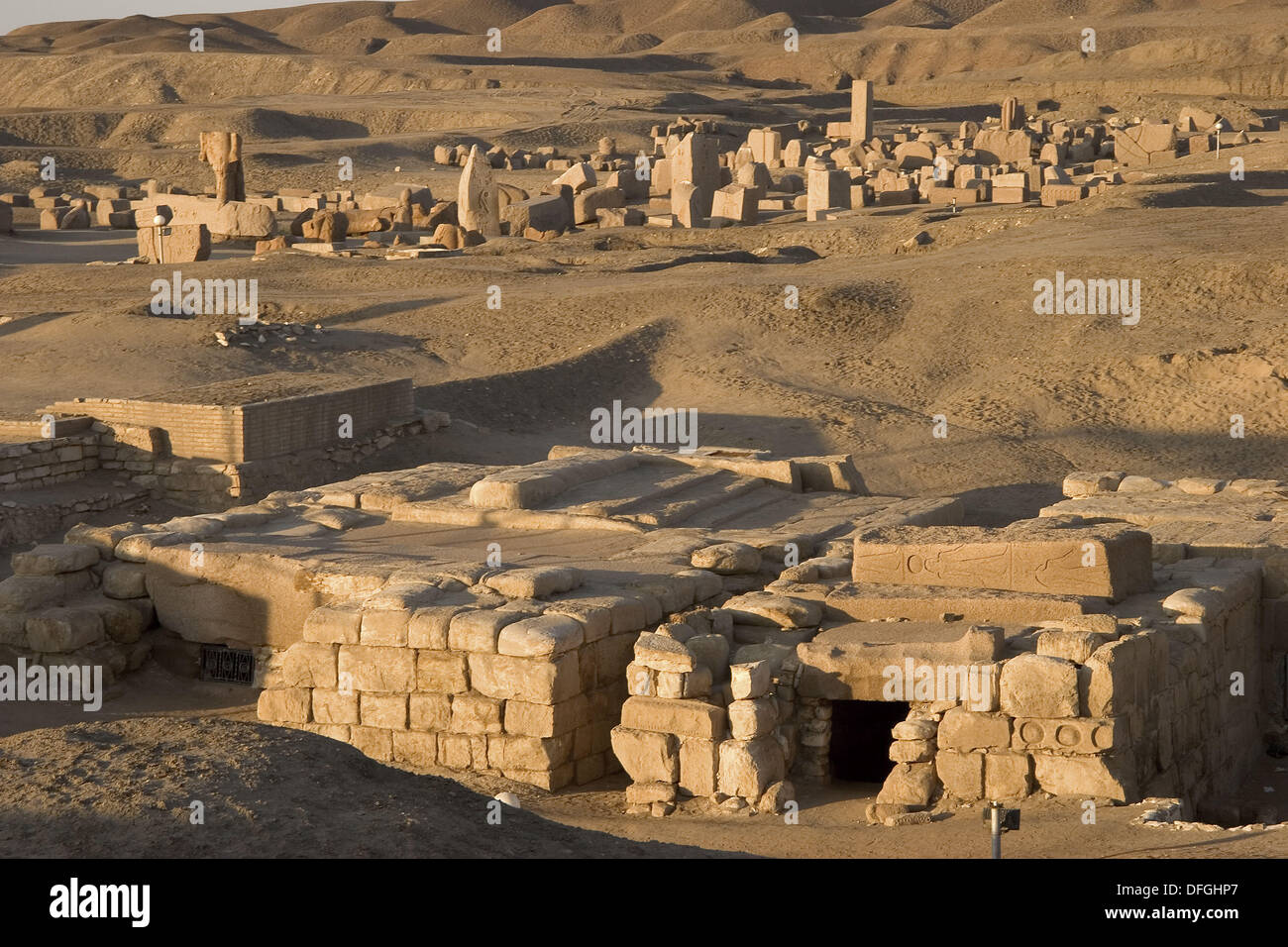 Tumbas reales con el templo dedicado a Amón en el fondo, las ruinas de Tanis. Egipto Foto de stock