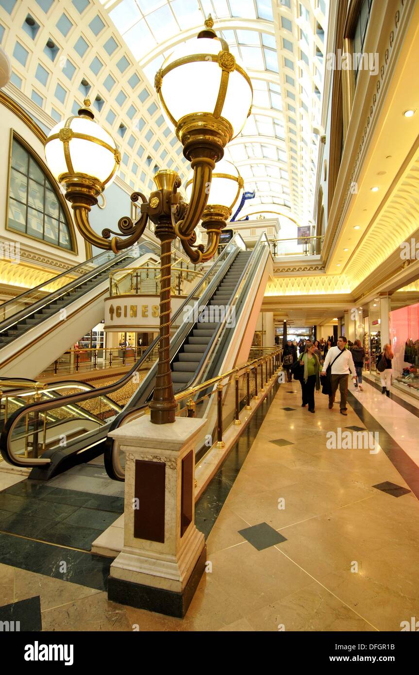 Centro Comercial Gran Vía 2, L'Hospitalet de Llobregat, provincia de  Barcelona, Cataluña, España Fotografía de stock - Alamy