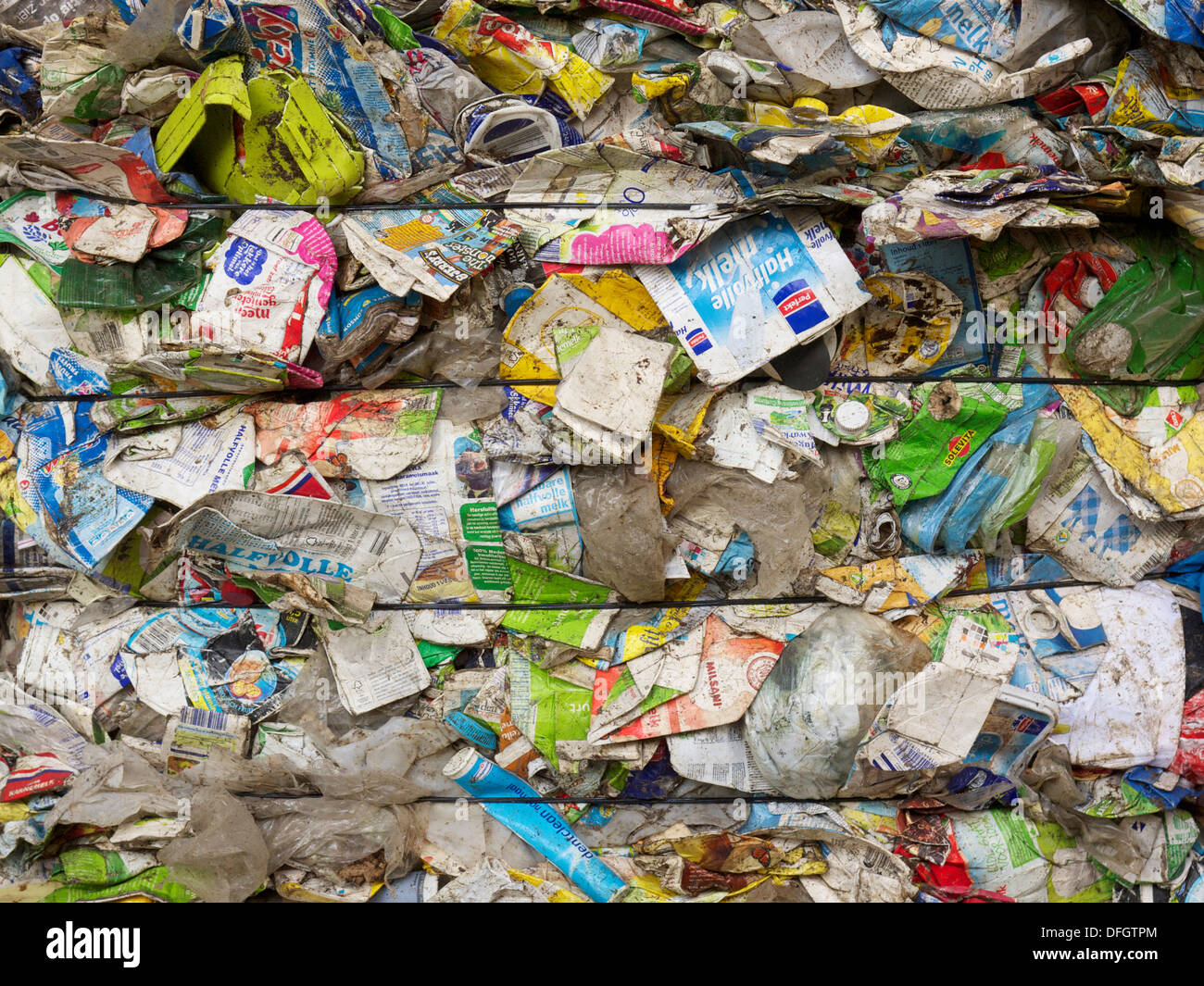 Acercamiento de Tetra Pak comprimido materiales (plásticos respaldado cartón) separados de los residuos domésticos. Foto de stock