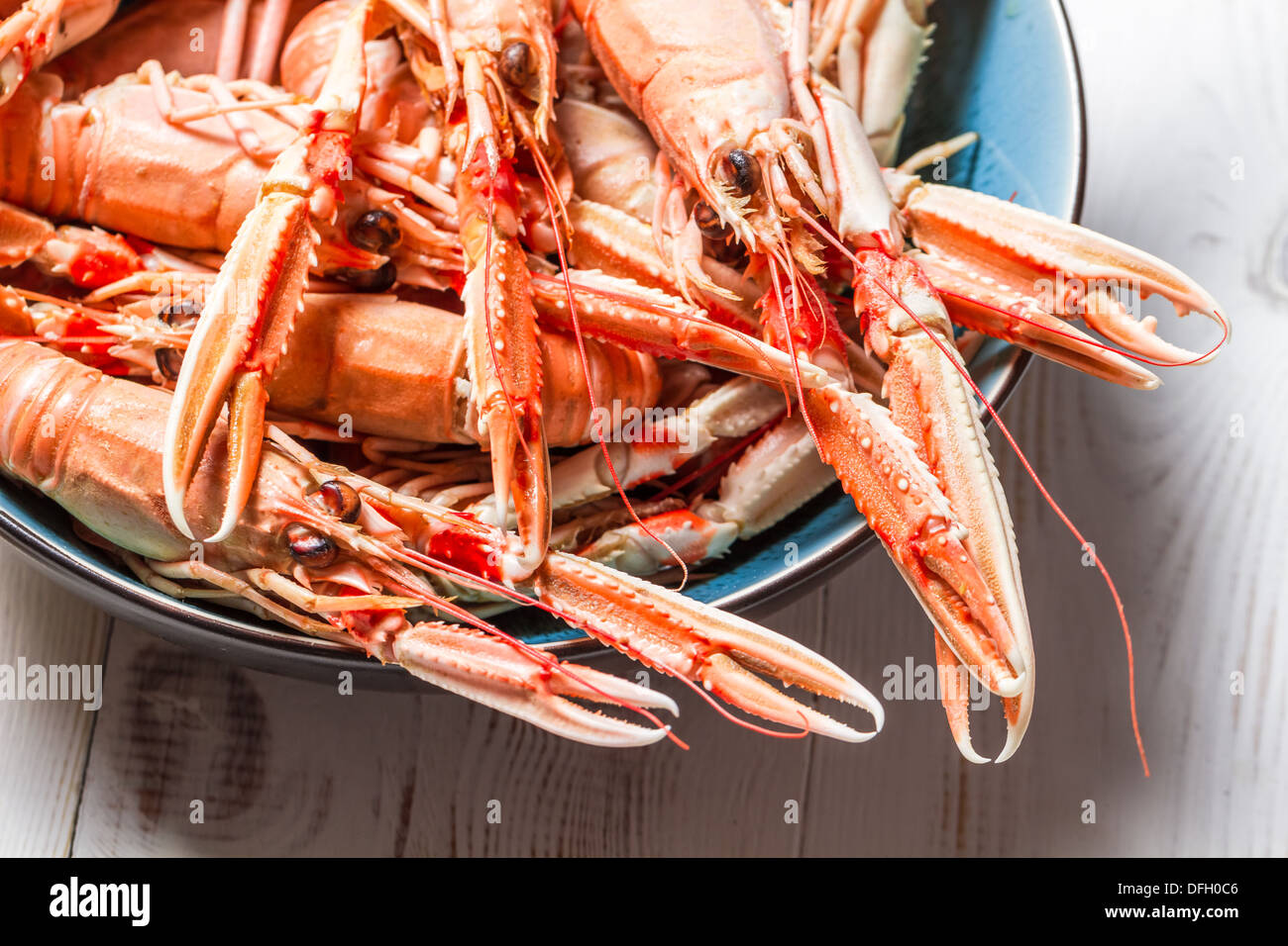 Acercamiento de langostinos cocidos con pinzas Fotografía de stock - Alamy