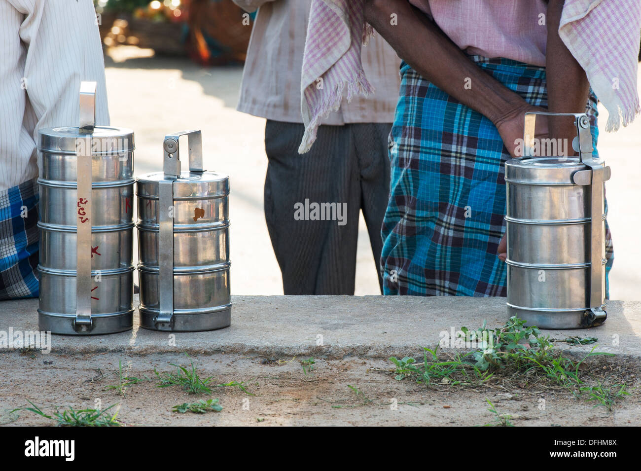 India tiffin latas de metal. En Andhra Pradesh, India Foto de stock