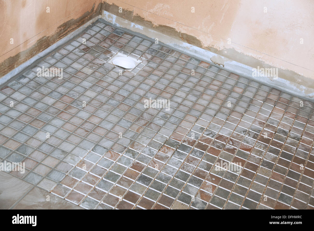 Antideslizante utilizado para el piso de un cuarto de baño (ducha en el  cuarto de baño) adecuado para discapacitados con fácil acceso Fotografía de  stock - Alamy