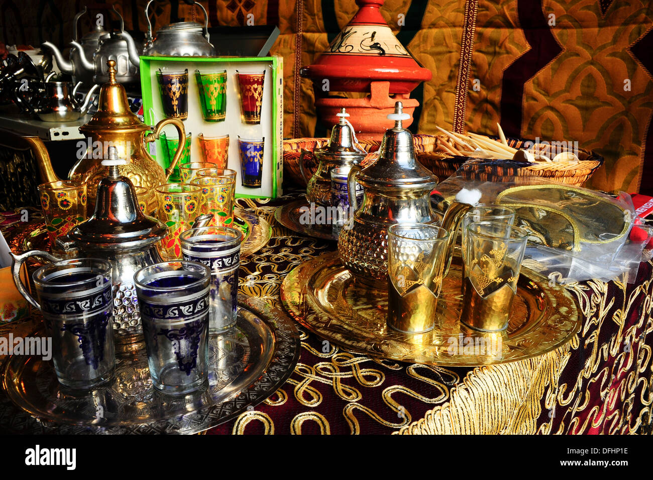 Vasos y teteras árabes Foto de stock