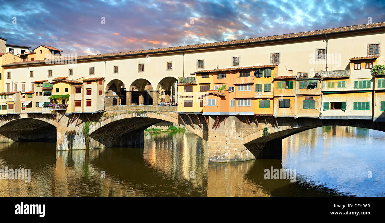 Panorama panorámica del Ponte Vecchio, el puente medieval sobre el río Arno, Florencia, Italia. Foto de stock