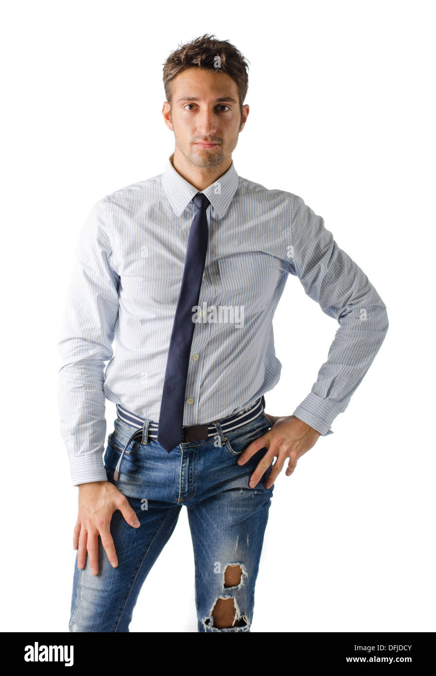 Un tipo de empresa joven hombre vestido con camisa, corbata y jeans rajados, aislado blanco Fotografía de stock - Alamy
