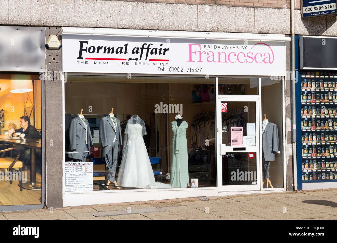 Tienda De Alquiler De Trajes Fotos e Imágenes de stock - Alamy