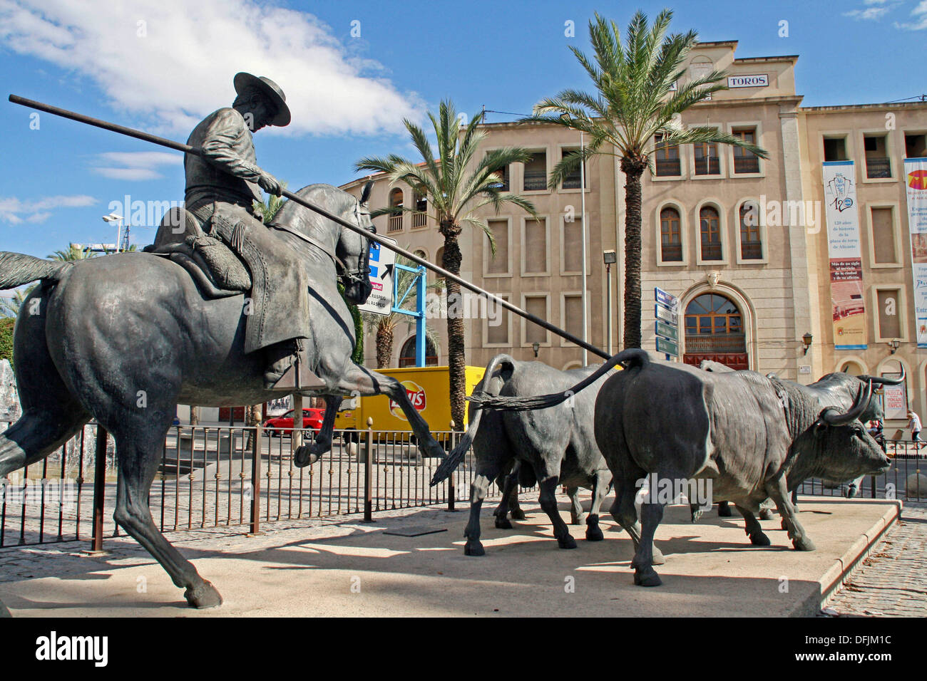 La escultura, corridas de toros, la plaza de toros, Alicante, España  Fotografía de stock - Alamy