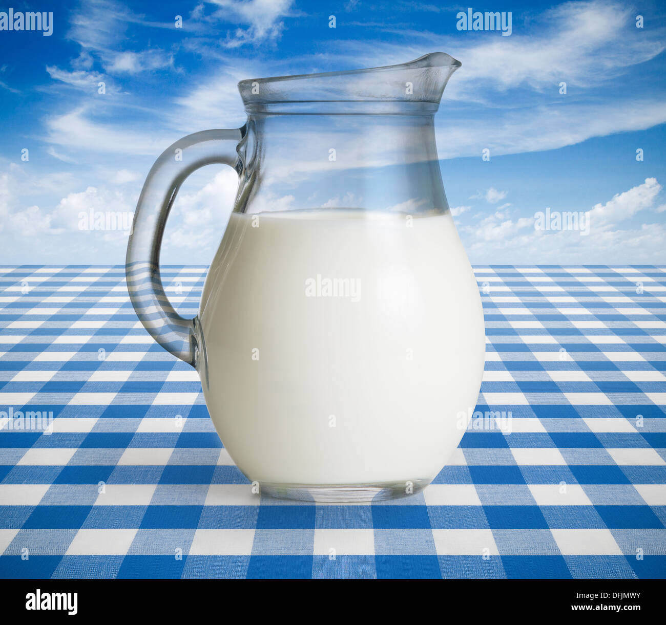 Jarra de leche sobre el mantel azul Foto de stock