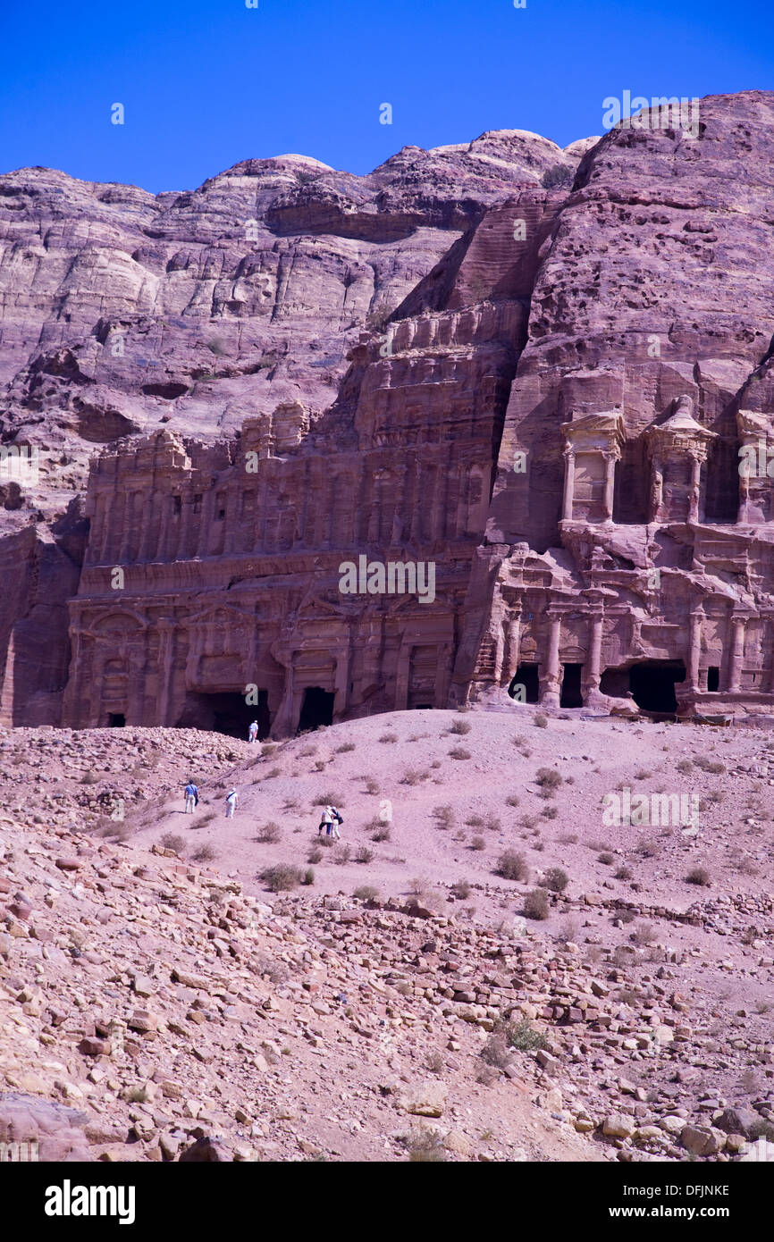 La aún exquisito palacio tumba revela varios niveles de ricamente decorado con columnas y pilares, Petra, Jordania. Foto de stock