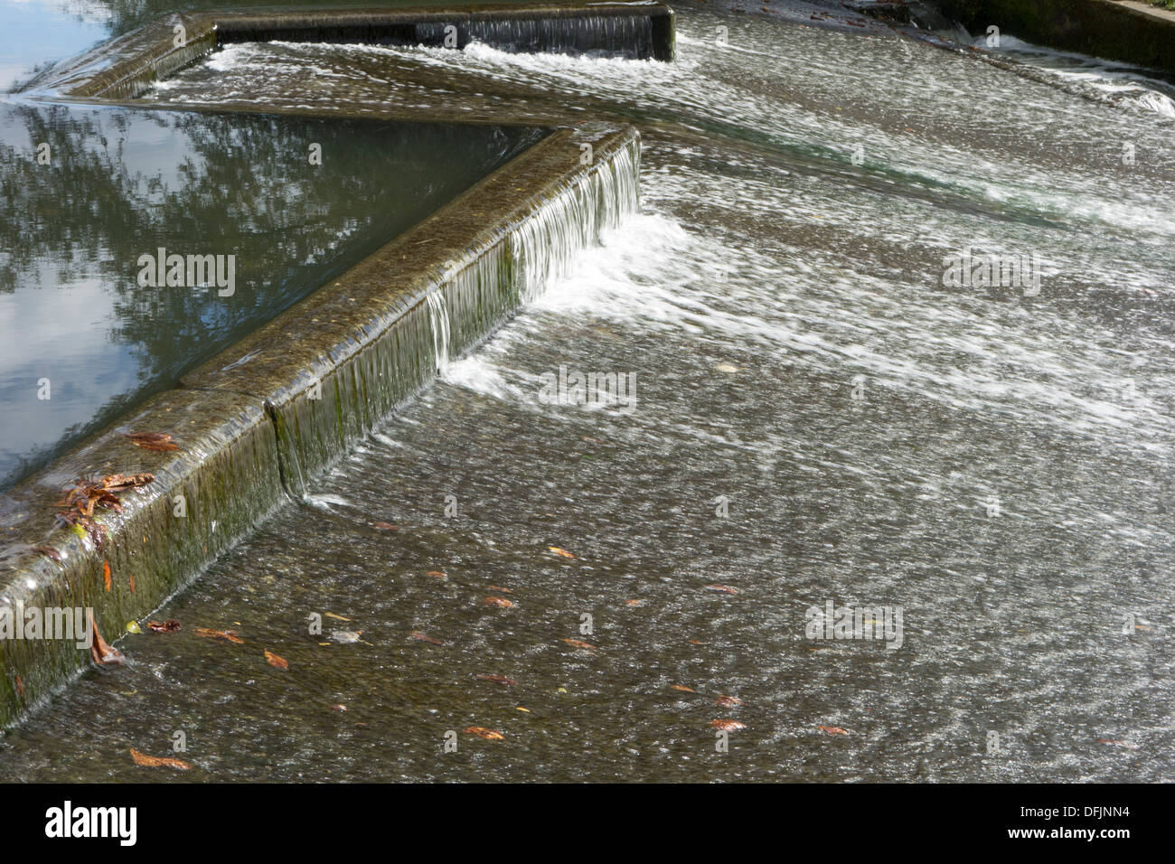 Cascada de agua sobre un azud de hormigón Fotografía de stock Alamy Cascada de agua sobre un azud de hormigón Fotografía de stock Alamy