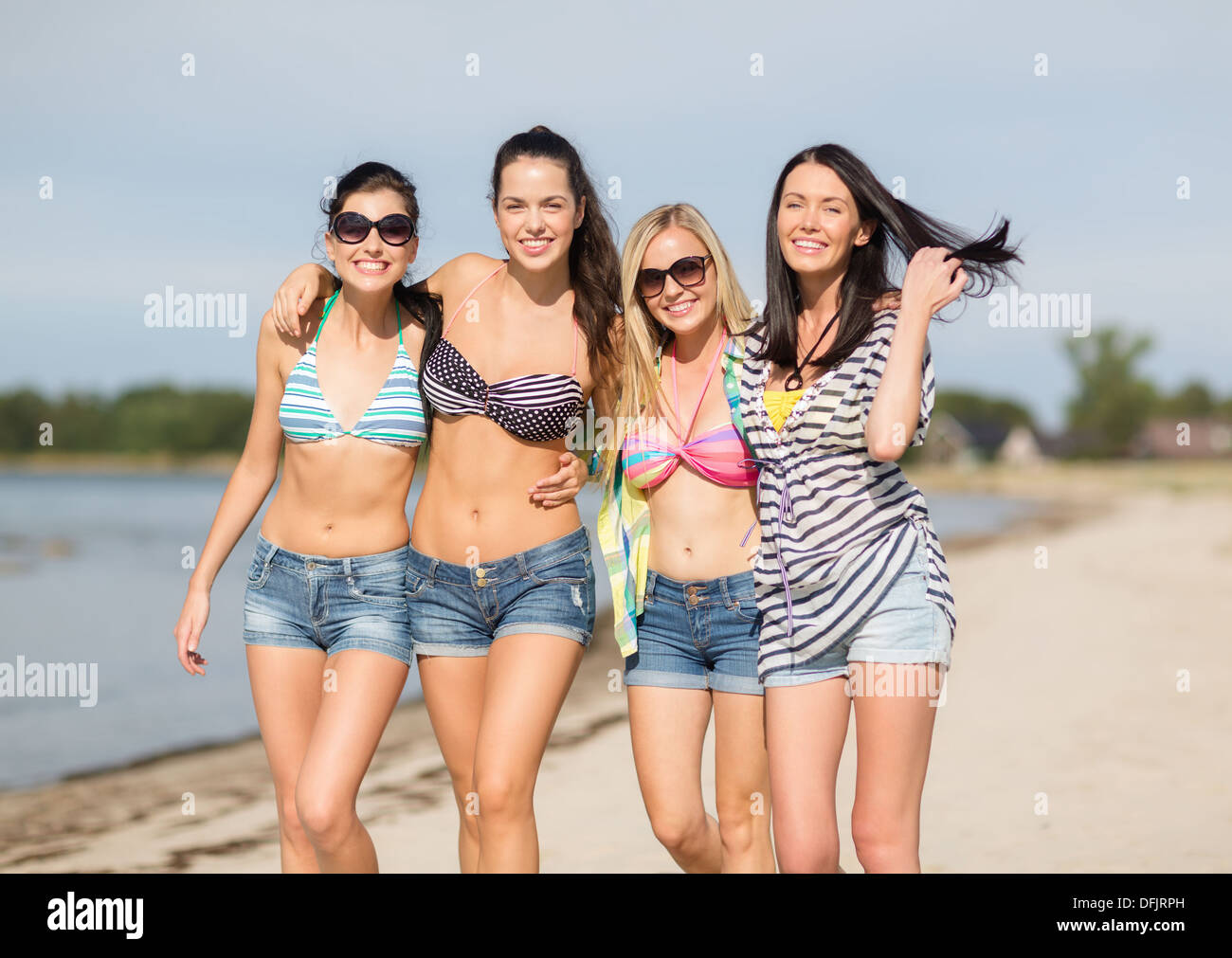 Group attractive girls in bikinis fotografías e imágenes de alta resolución  - Alamy