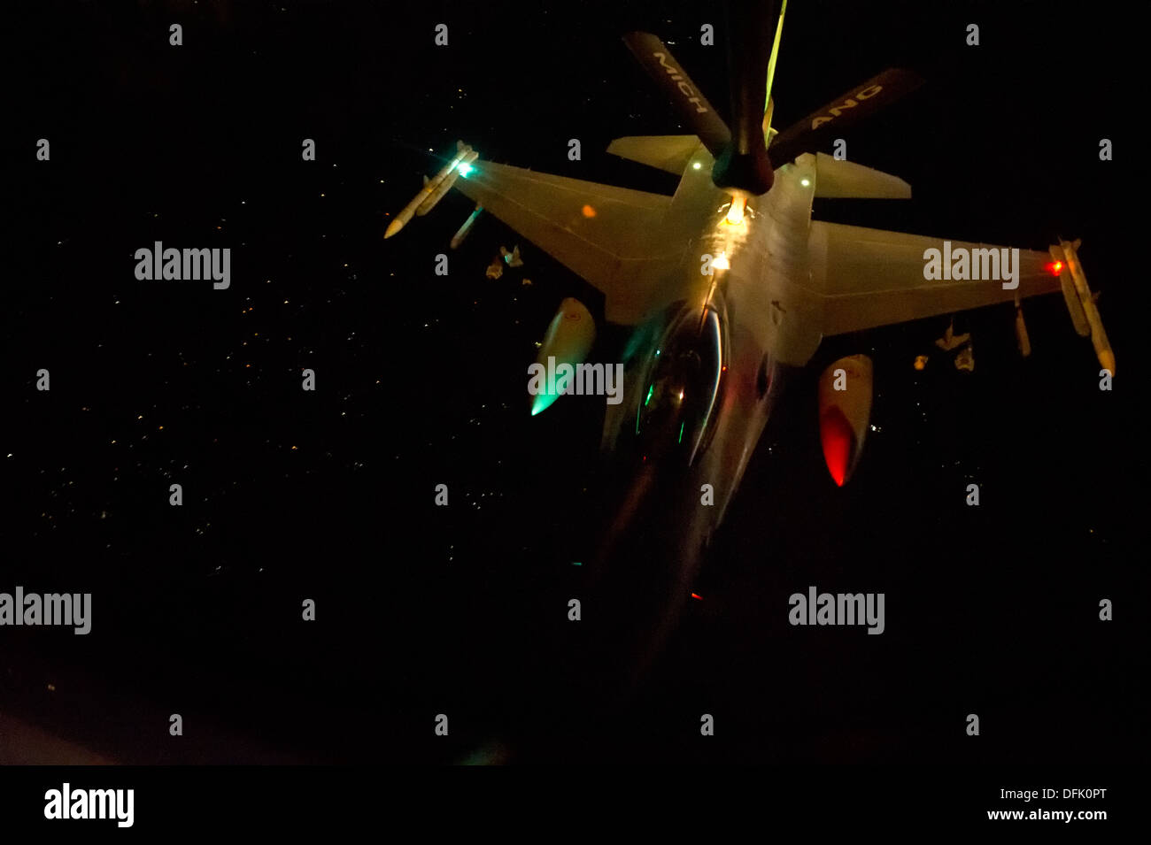 La Fuerza Aérea de EE.UU. Aviones de combate F-16 Falcon refuels durante operaciones nocturnas de Octubre 2, 2013 en Afganistán. Foto de stock