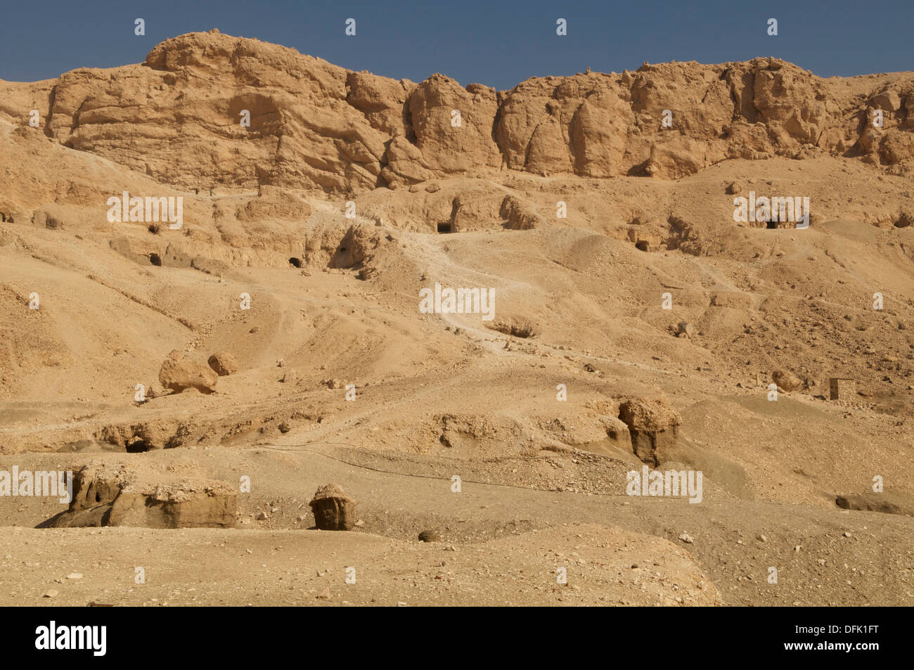 Colinas cerca al templo de la reina Hatshepsut en Luxor, Egipto. Foto de stock