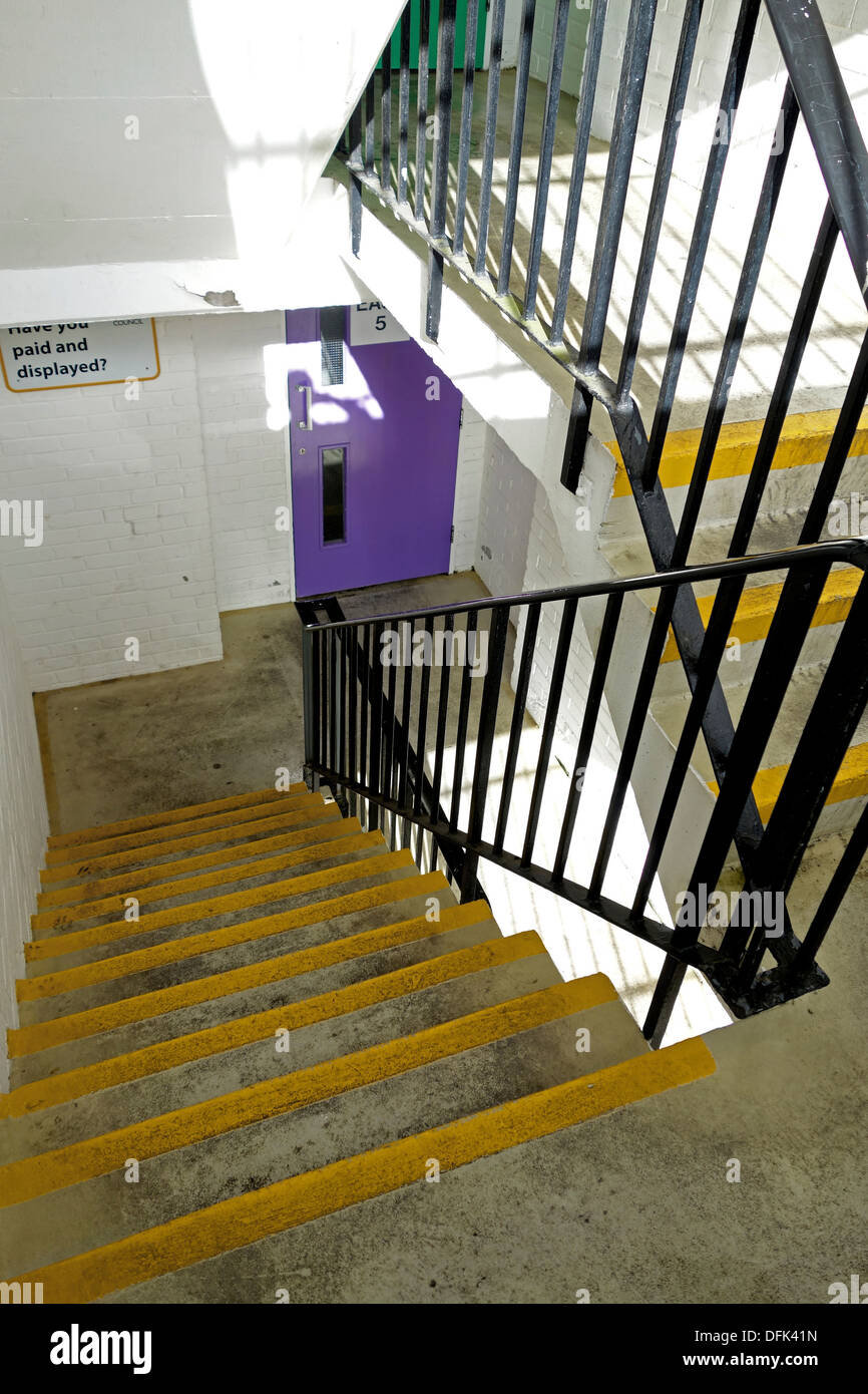 Una escalera en un aparcamiento de varios pisos Foto de stock
