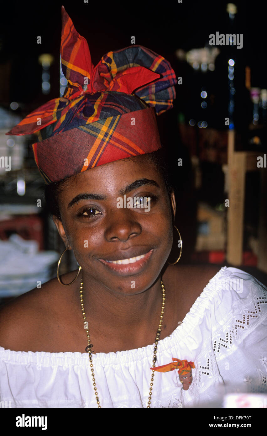 Muchas mujeres portan coloridos pañuelos de cabeza tradicional en Martinica  Fotografía de stock - Alamy