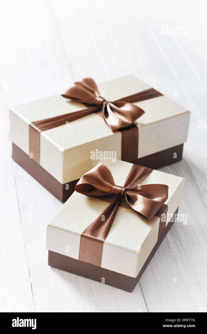 Dos cajas de regalo elegante sobre un fondo de luz Fotografía de stock -  Alamy