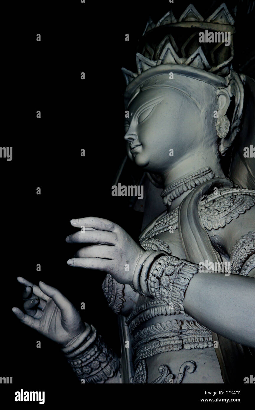Durga, el ídolo, el Ídolo de arcilla, manos, Gris Idol, bengalí, indios, mitología hindú, Madre, diosa, Maa Durga, ídolo haciendo Foto de stock