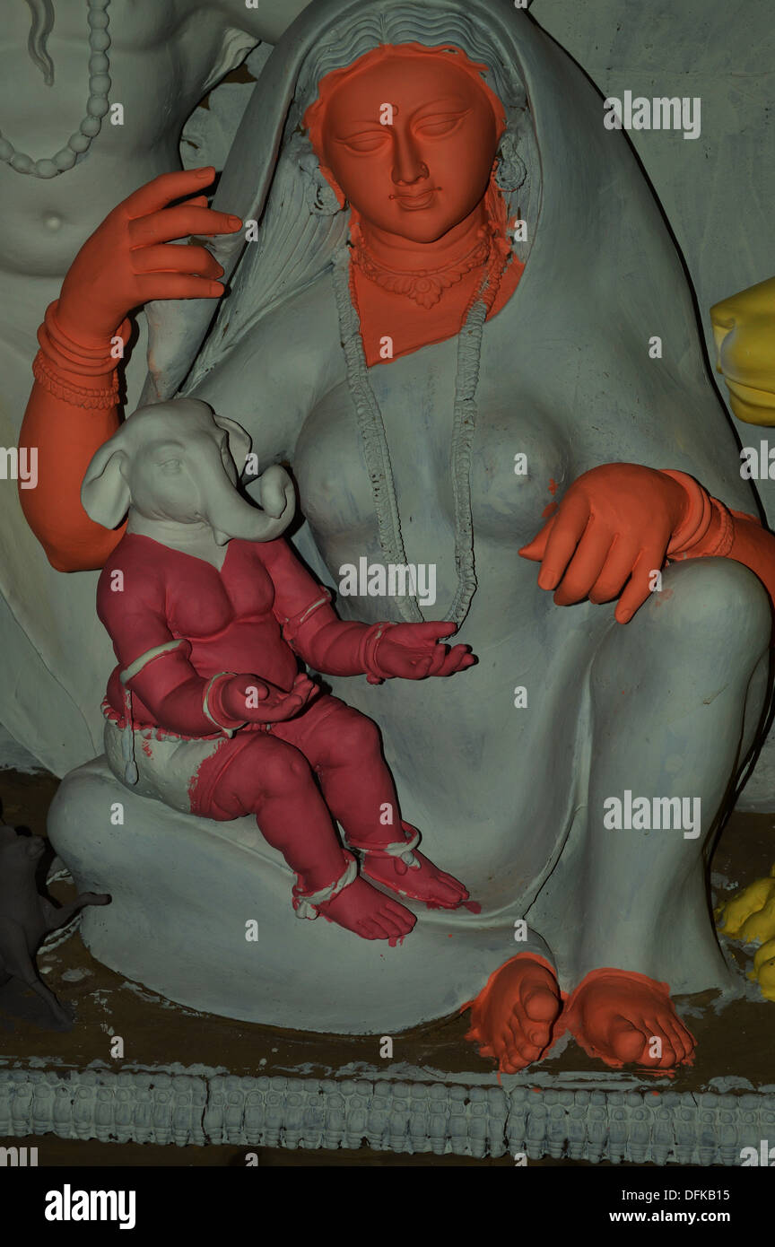 La madre, el bebé Ganesha, maa, Durga, el Ídolo de decisiones, mitología hindú, la pureza, el ídolo de barro, Ganesha Foto de stock