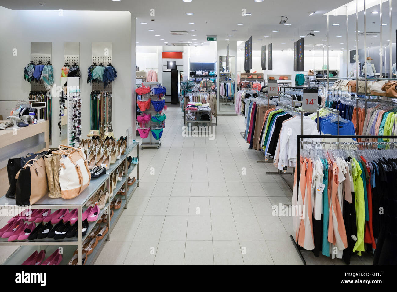 Tienda de moda interior con pantalla. Ropa y bolsas en la tienda minorista.  Gran pasillo elevado y ver Fotografía de stock - Alamy