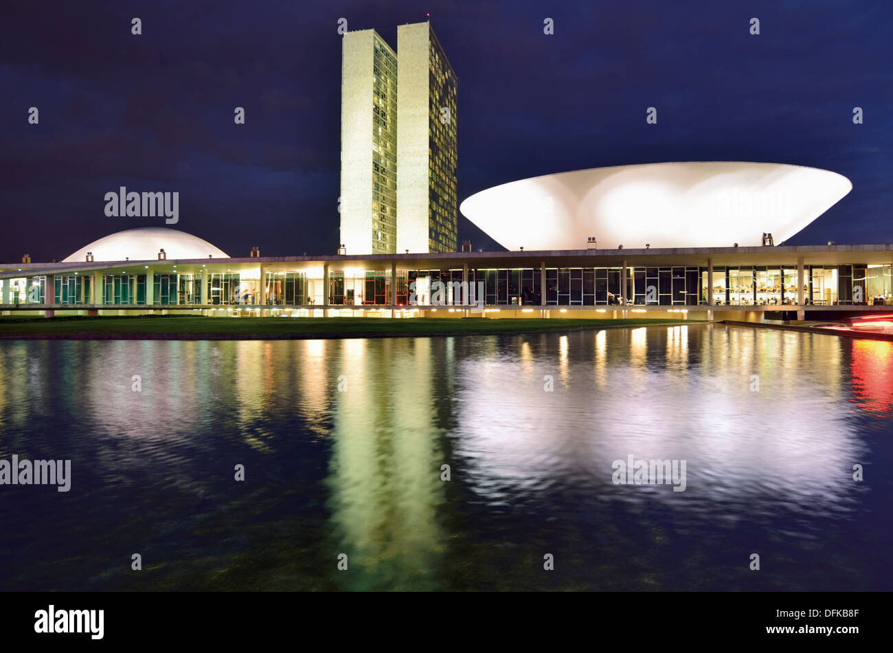 Brasil, Brasilia: Congreso Nacional por la noche Foto de stock