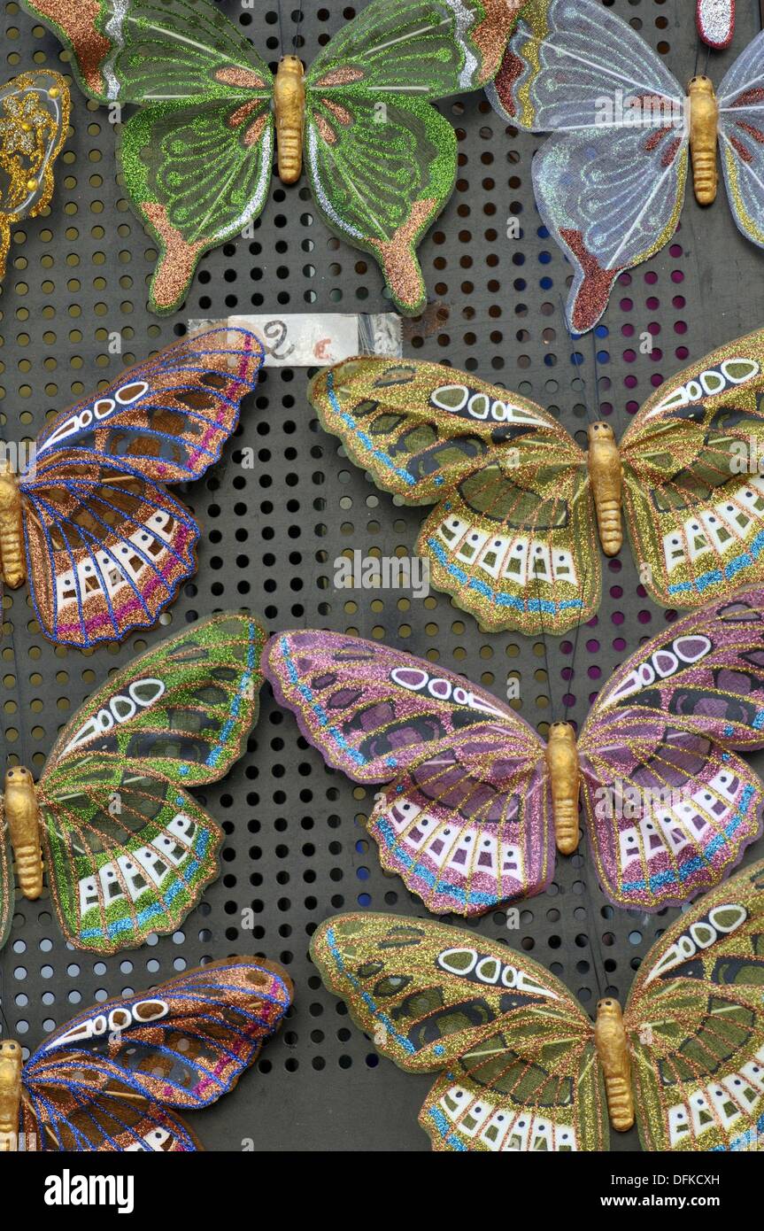 Las figuras de mariposas como souvenirs La Rambla Barcelona España  Fotografía de stock - Alamy