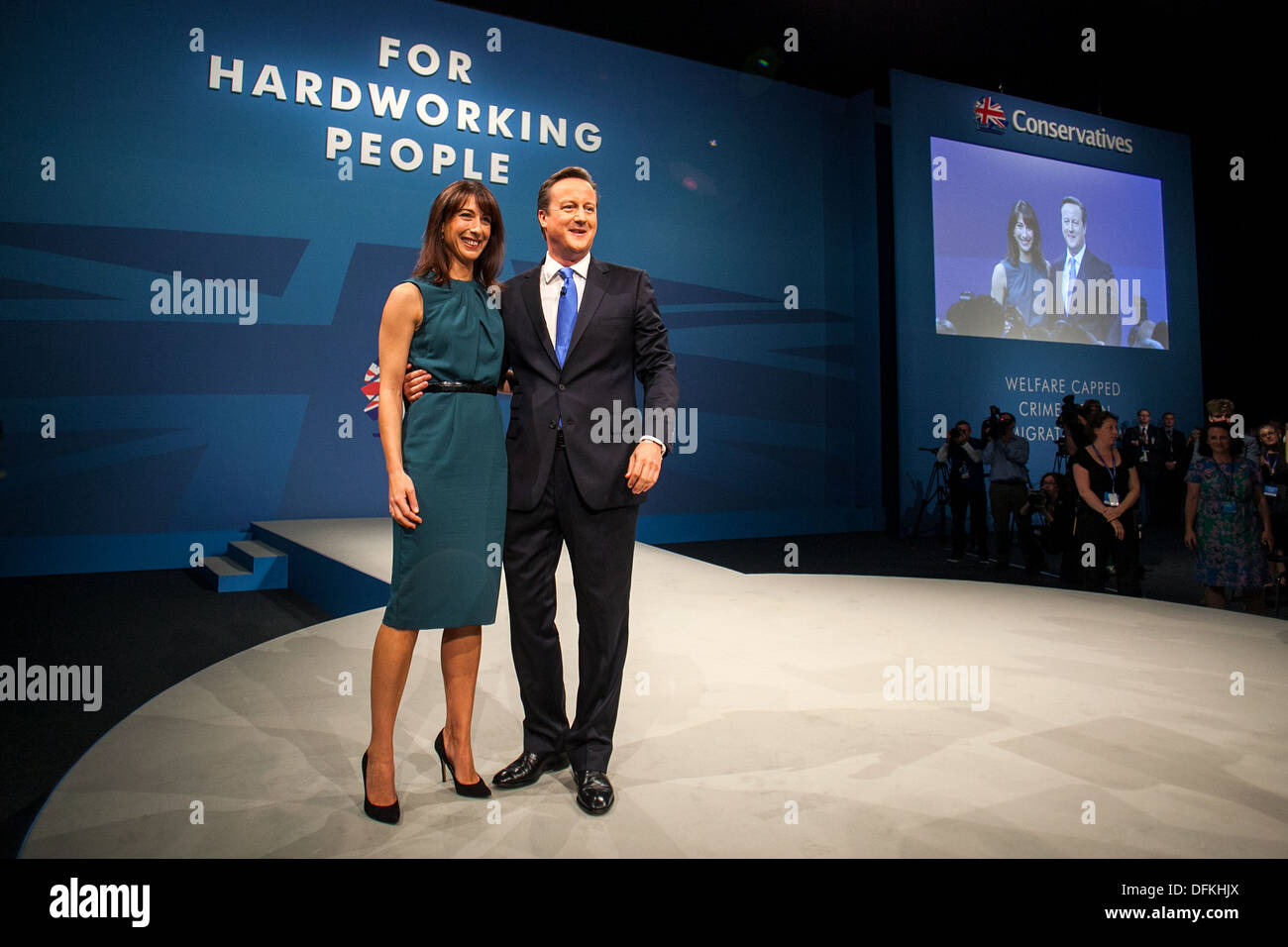 El Primer Ministro David Cameron en la Conferencia del Partido Conservador en Manchester Central. Foto con su esposa Samantha Foto de stock