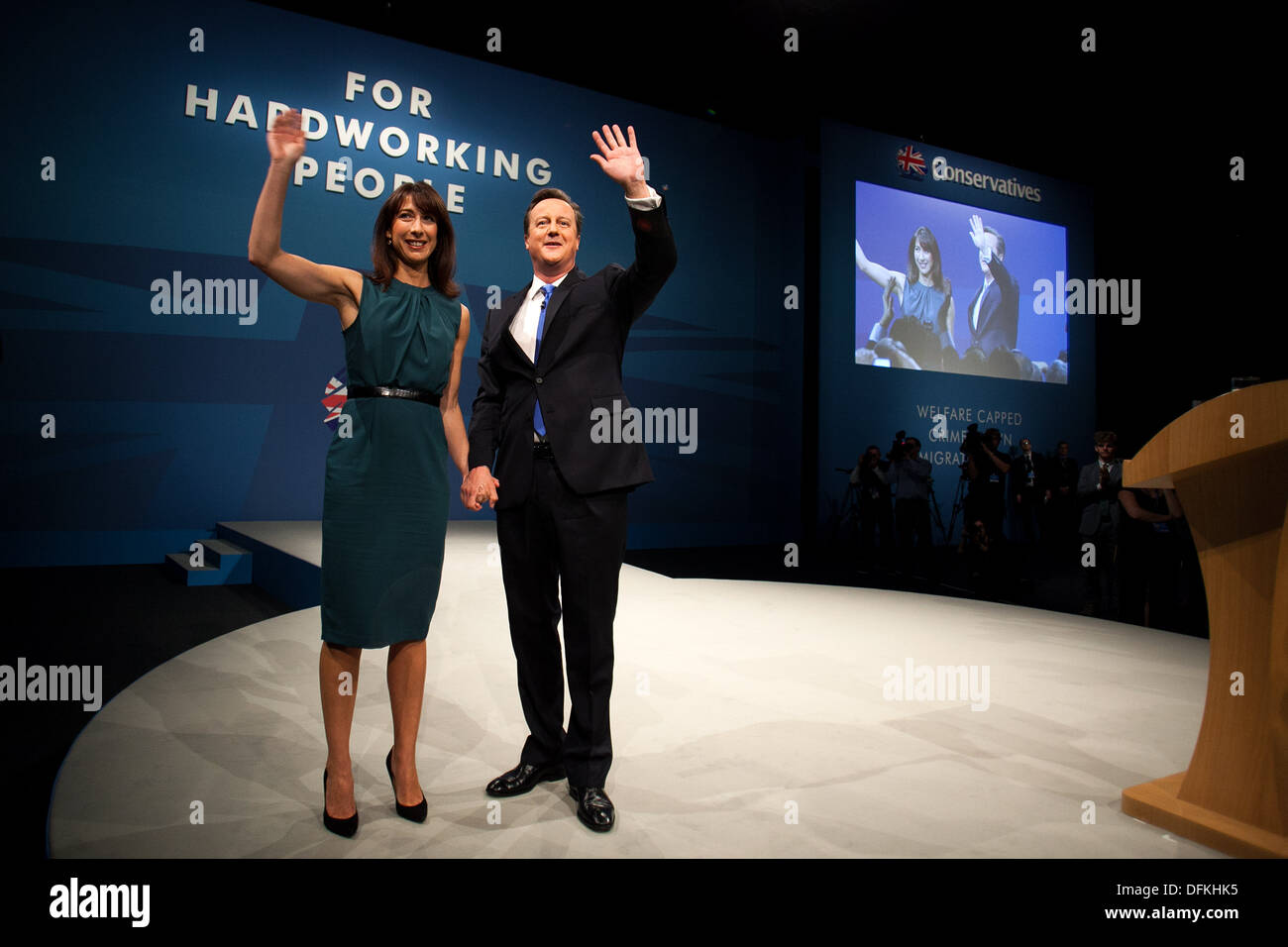 El Primer Ministro David Cameron en la Conferencia del Partido Conservador en Manchester Central. Foto con su esposa Samantha Foto de stock