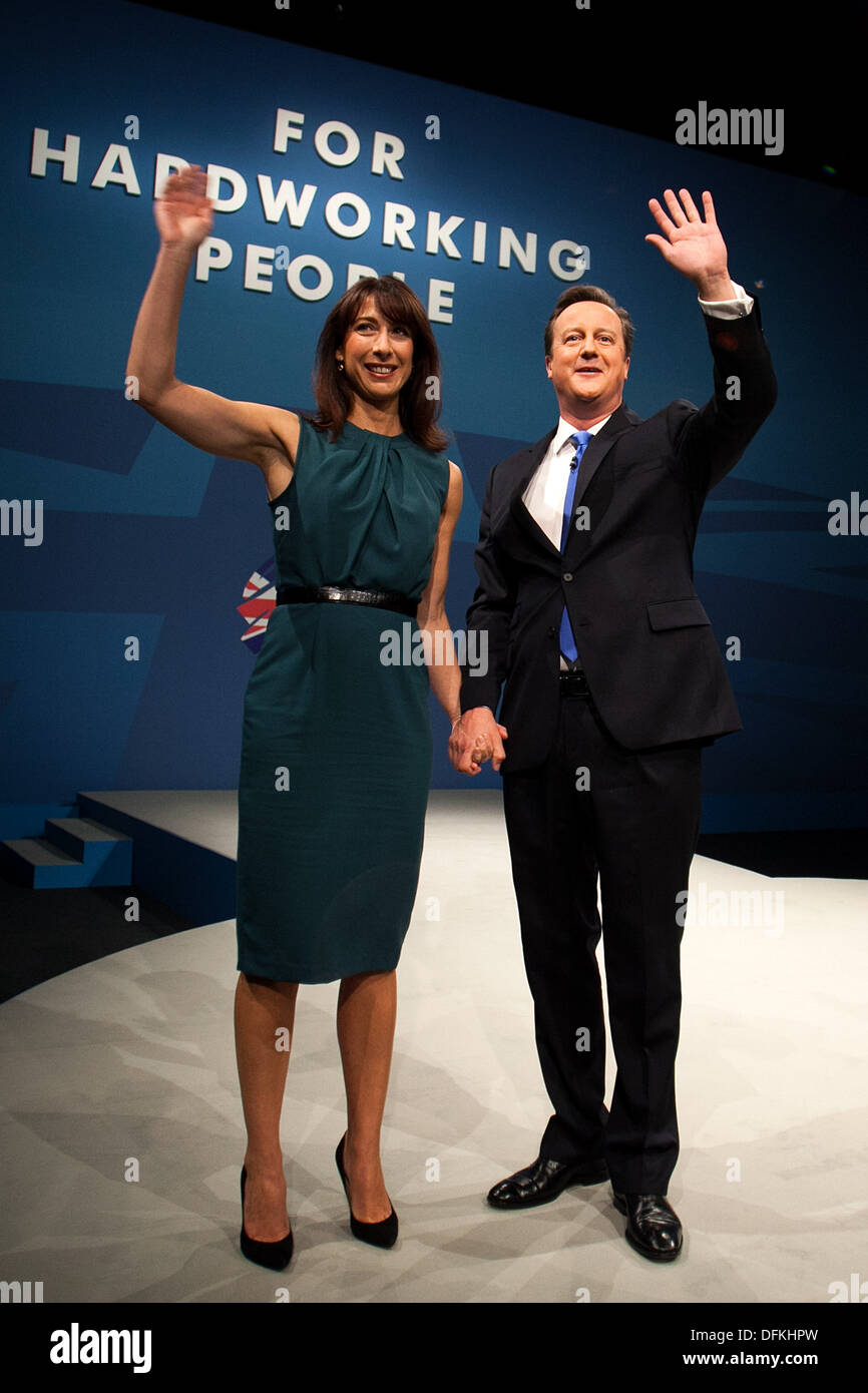 El Primer Ministro David Cameron en la Conferencia del Partido Conservador en Manchester Central. Foto con su esposa Samantha Foto de stock