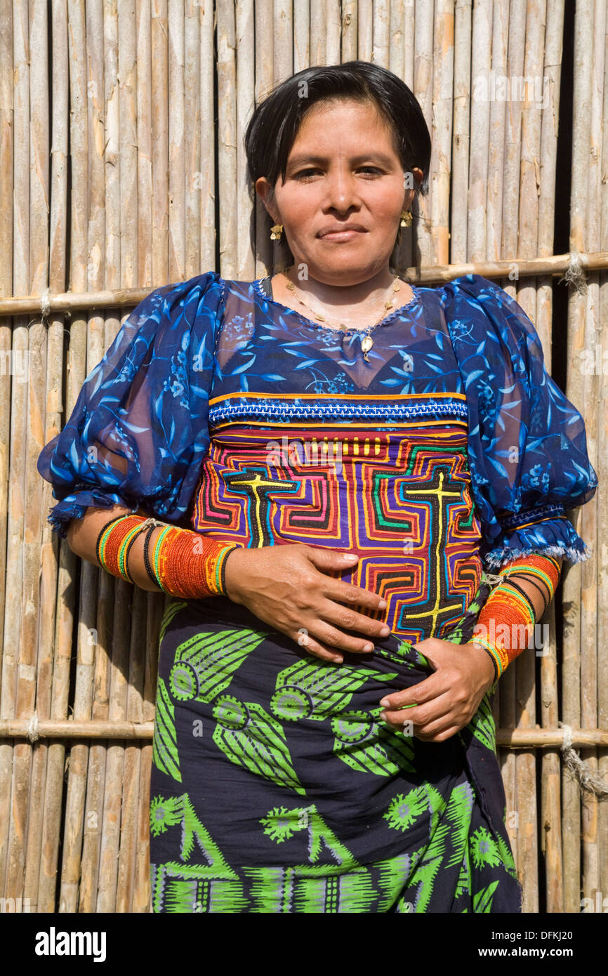 Mujer Kuna En Traje Tradicional Naranjo Chico Island Las Islas De San Blas Kuna Yala Panamá