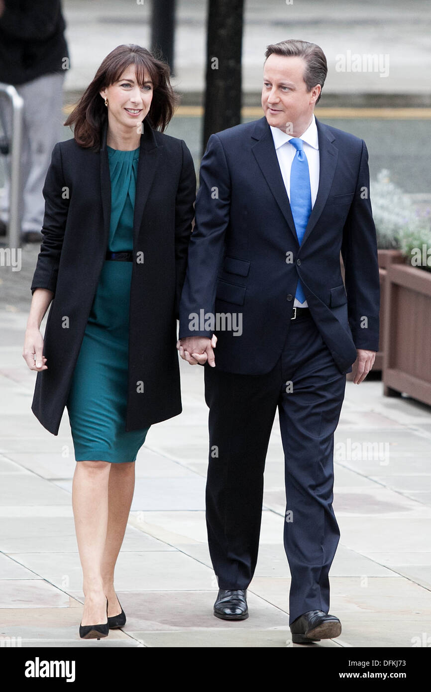 El Primer Ministro David Cameron en la Conferencia del Partido Conservador en Manchester Central. Foto con su esposa Samantha Foto de stock