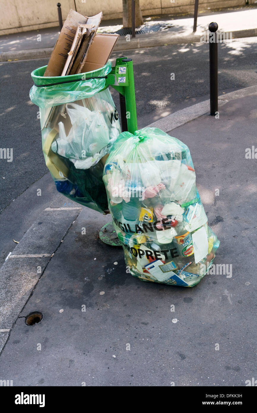 Las bolsas de basura, París, Francia Fotografía stock