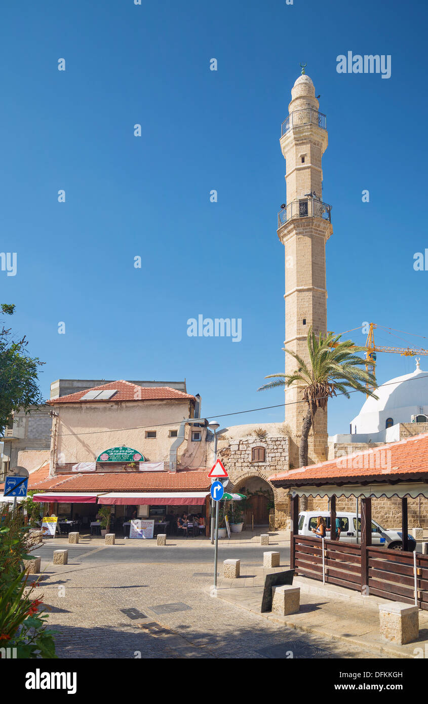 Tel Aviv ciudad vieja calle con mezquita Foto de stock