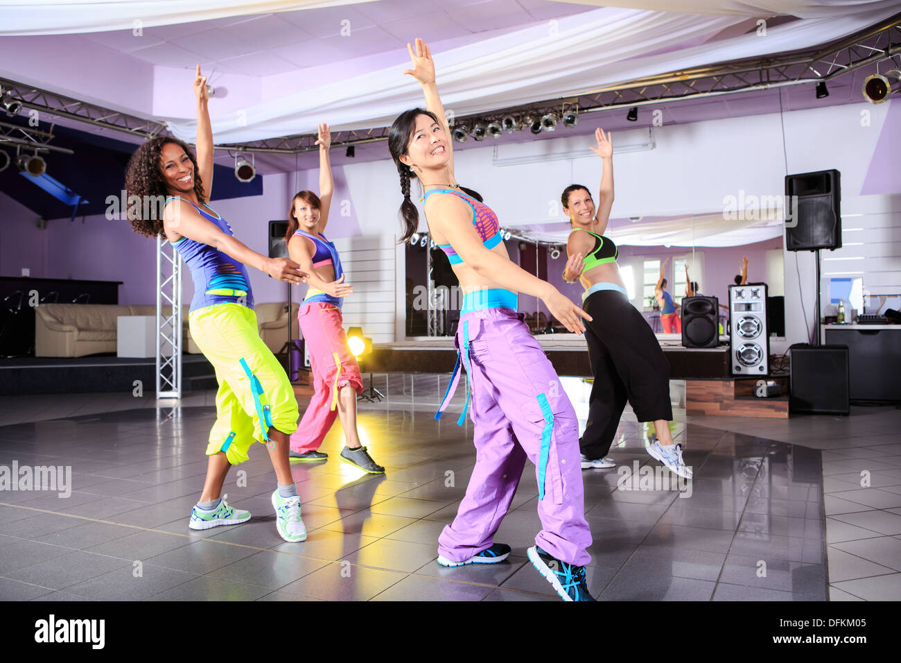 Beca Poesía erupción Danza zumba fotografías e imágenes de alta resolución - Alamy