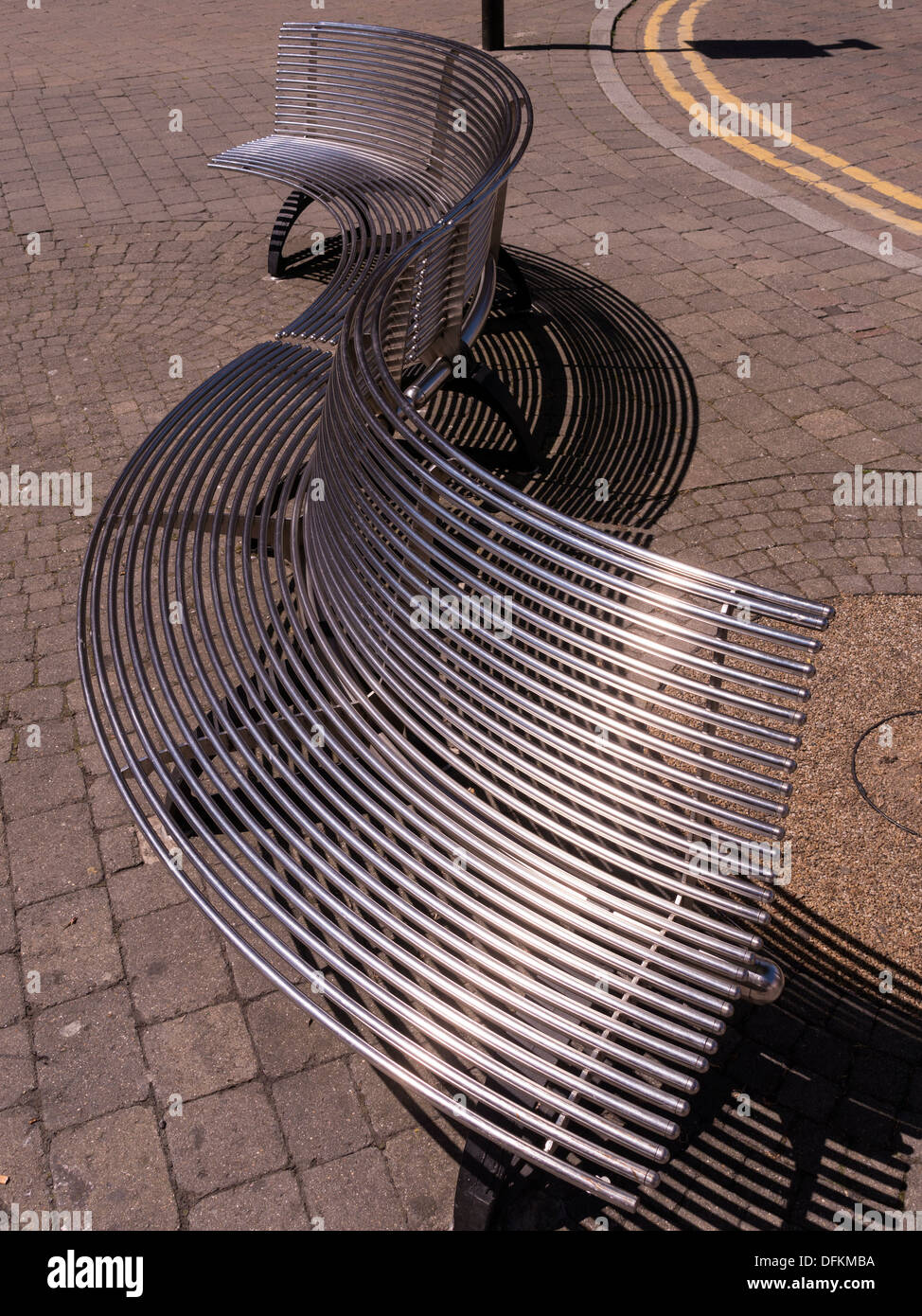 En forma de S de metal curvada de acero inoxidable banqueta, Loughborough, Leicestershire, Inglaterra Foto de stock