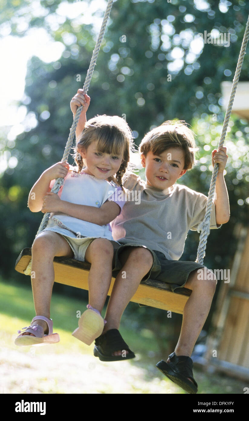 niños en un columpio